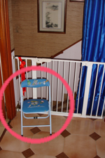 attention aux chaises &agrave; l'&eacute;tage, l'enfant pourrait les utiliser pour passer par dessus la dite barri&egrave;re