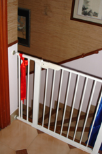 Installez une barri&egrave;re de s&eacute;curit&eacute; (aux normes - espace barreaux, barreaux verticaux) en bas et en haut de vos escaliers