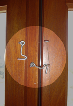 Placez un loquet qui vous permette de laisser la porte entrebaillée, mais qui ne le laisse pas entrer.