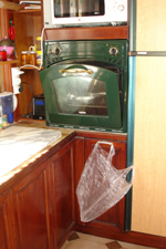 Mettez allumettes et briquets hors de sa port&eacute;e. Tenez votre enfant loin de la cuisini&egrave;re, de la chemin&eacute;e (+ pare-feu), du chauffe eau, de la porte du four, des plaques de cuisson, des radiateurs &eacute;lectriques, du fer &agrave; repasser.
