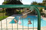 Prot&eacute;gez l'espace piscine aux normes. (barri&egrave;re, verrou, alarme &hellip;)