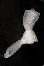 Attention aux sacs en plastique… Prenez même l'habitude de les nouer systématiquement avant de les ranger hors de portée.