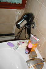 L'enfant ne doit JAMAIS rester sans surveillance dans la salle de bain. (un enfant en bas &acirc;ge peut se noyer en moins de trois min dans 30 cm d'eau)
