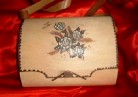 Sac à main en bois peint à la main et vernis.