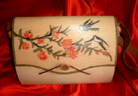 Sac à main en bois peint à la main et vernis.