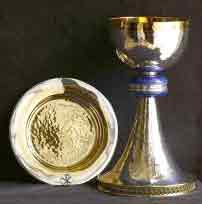 Calice et pat&egrave;ne en argent massif, vermeil, noeud du calice en c&eacute;ramique.
